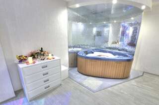 Гостиница Отель Алекс на Богатырском Санкт-Петербург Люкс с гидромассажной ванной-12